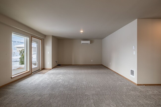Foto del edificio - Large 2 Bedroom 2 Bath Apartment with Many...