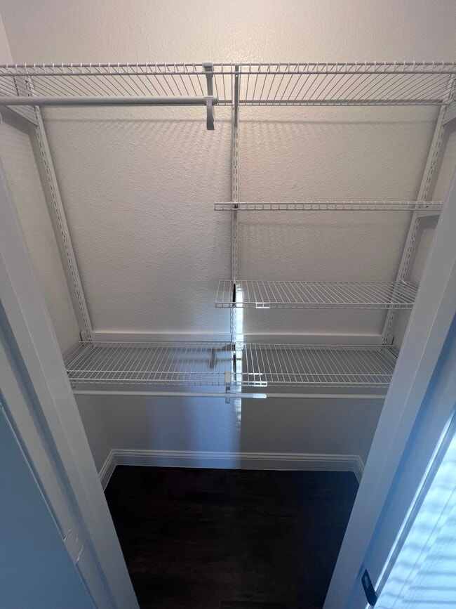 Almacenamiento en el armario - 7824 Cardinal Ct