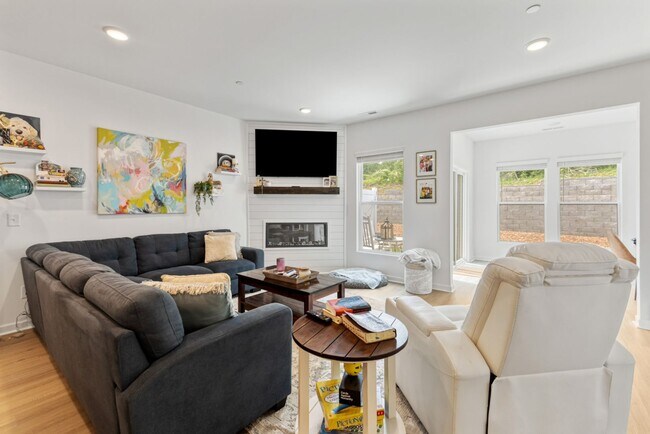 Foto del edificio - New Construction Charmer in Fairview