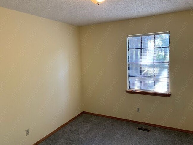 Building Photo - 2025 Phillips Cir