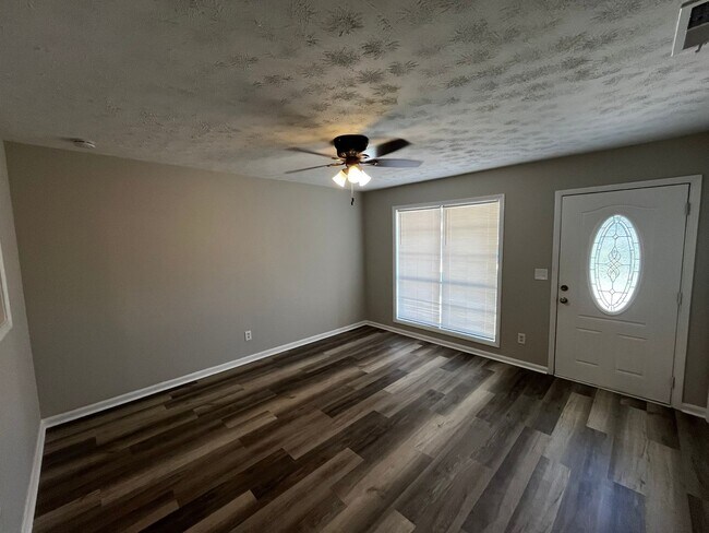 Building Photo - New On the Market!
