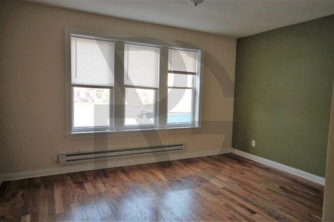 Building Photo - 3935 N Janssen Ave