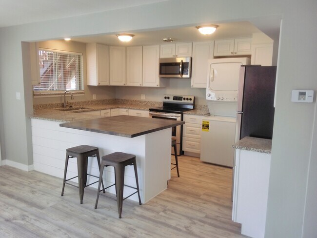 Eat in Kitchen - 839 E Fairmont Cir