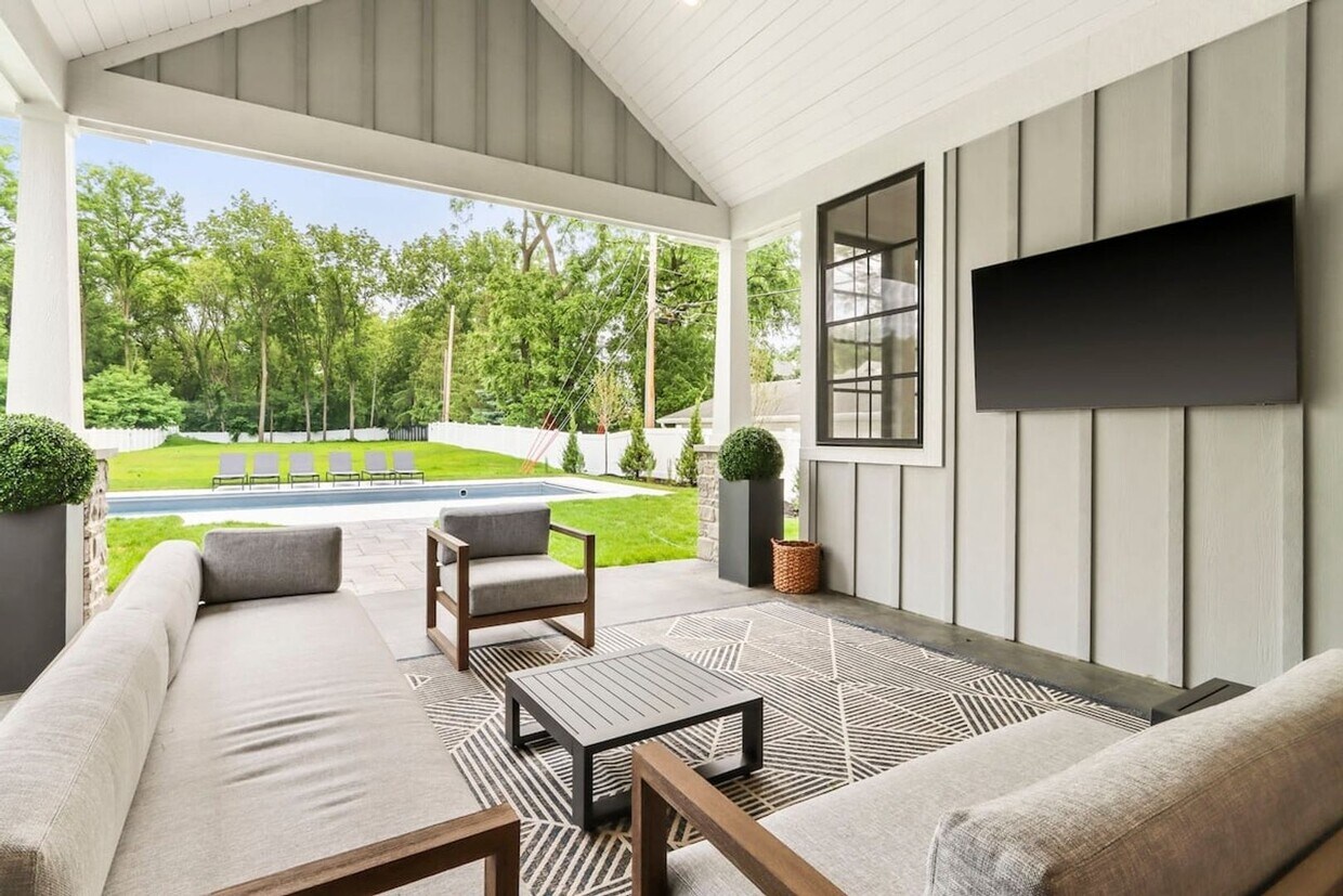 Building Photo - Downtown Lake Geneva Furnished Home with P...