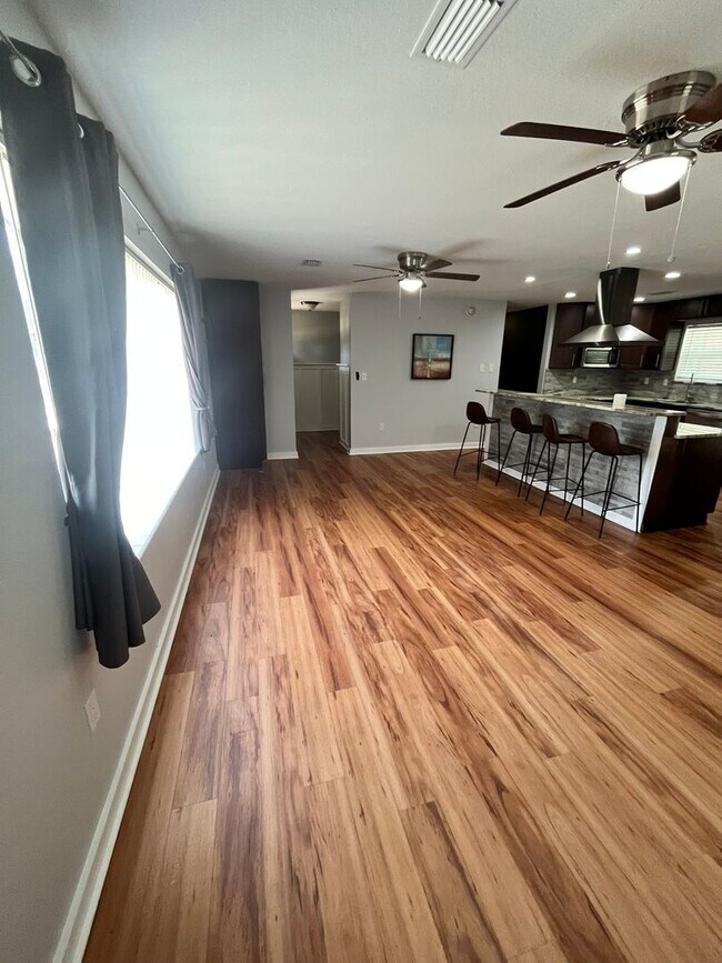 Building Photo - AVAILABLE NOW.... 4bed/2bath in the heart ...