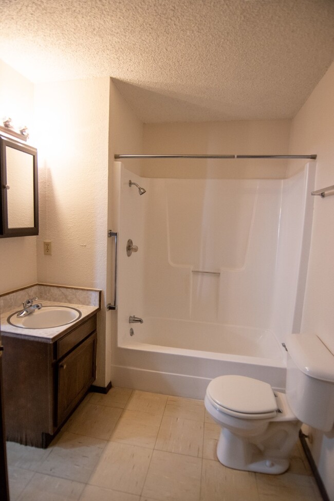 Building Photo - 2 Bedroom 1 Bath