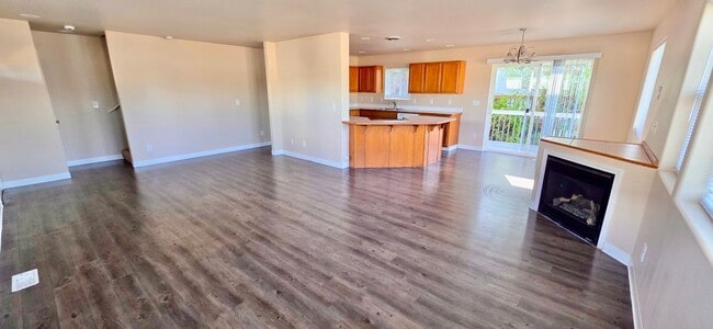 Foto del edificio - Modern 3-Bed Duplex with Hilltop Views and...