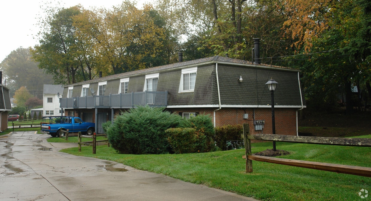 Building Photo - 552-579 Saunders Ave