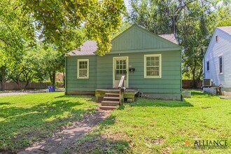 Building Photo - 901 Ratone St