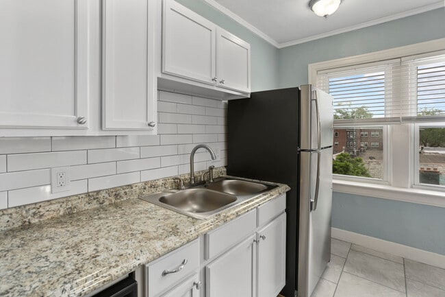 Building Photo - 720 W 37th St