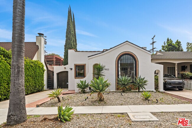 Foto del edificio - 8822 Rosewood Ave