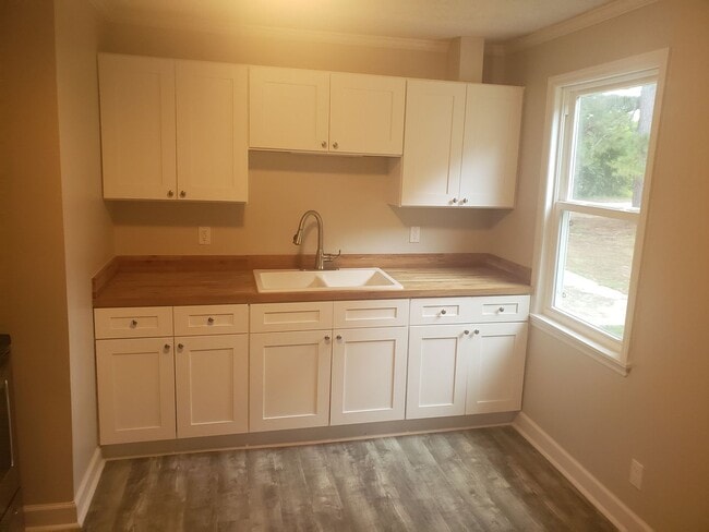 Building Photo - NEWLY RENOVATED DUPLEX UNIT