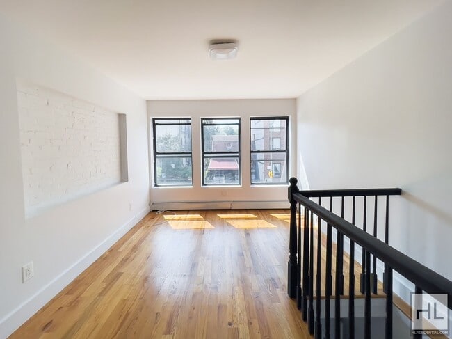 Building Photo - Evergreen Avenue / Spacious Bushwick 2 Bed...