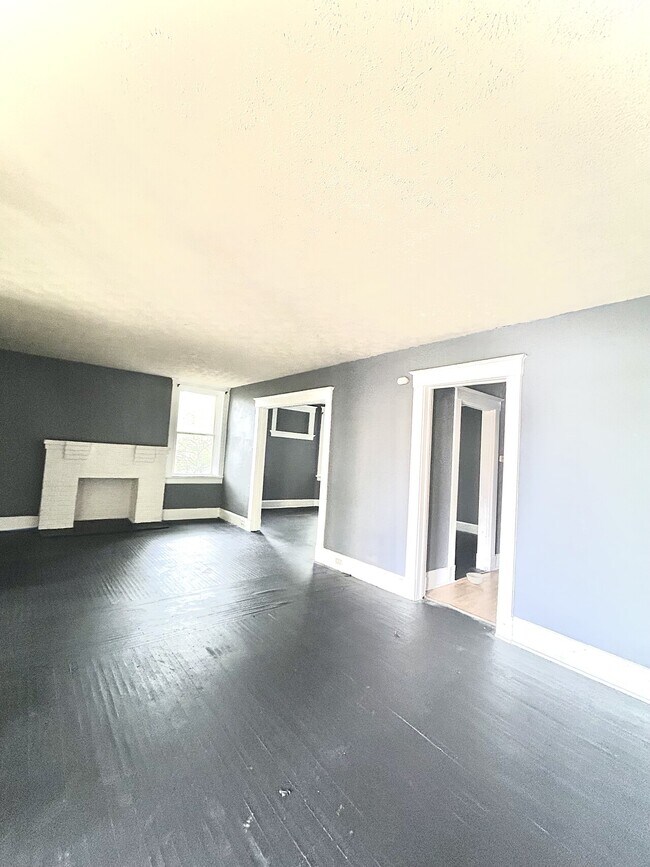 Building Photo - 639 Forest Ave