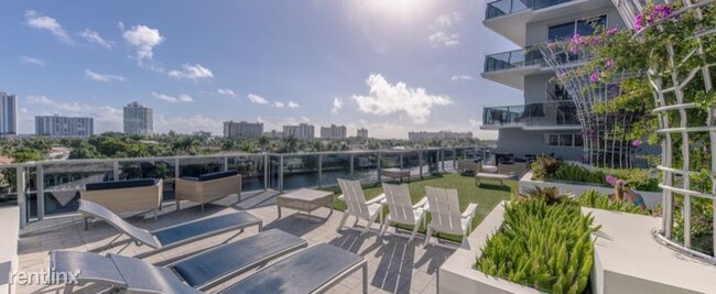 Building Photo - 3303 Port Royale Dr S