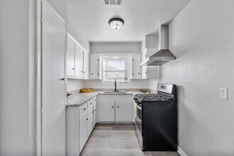 Building Photo - 833 Dutch St