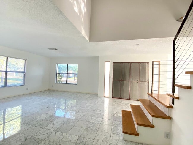 Building Photo - 9726 Mid Walk Dr