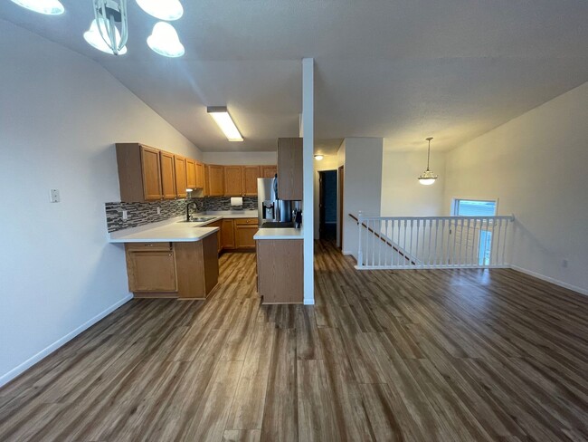 Foto del edificio - 3 Bed, 2 Bath Townhome with Fenced in Back...