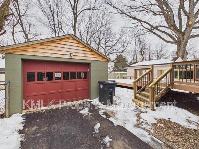 Building Photo - 1238 Sawyer Ave