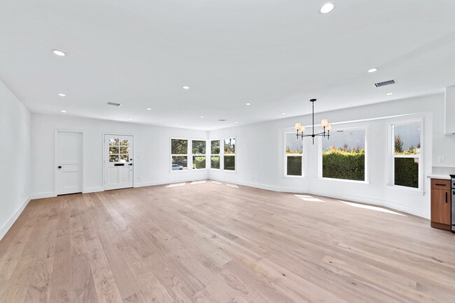 Building Photo - 619 S Gretna Green Way
