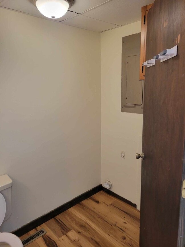 Building Photo - 3 bedroom 1.5 bathroom townhouse for rent