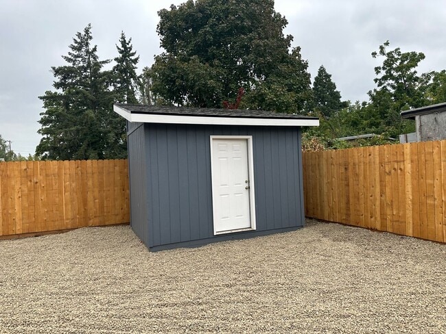 Building Photo - 2 bedroom, 1 bath house in Springfield!