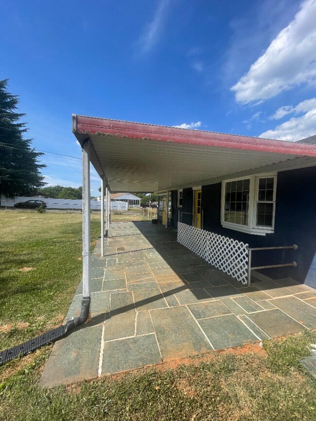 Foto del edificio - 4 bedroom house with fenced in yard and storage galore 8 minutes from Liberty University and Ward...