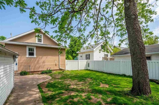 Building Photo - 3 Bedroom Home-Fenced in Yard