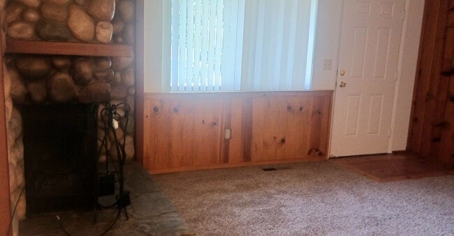 Building Photo - Three Bedroom w/ Fireplace and large back yard!