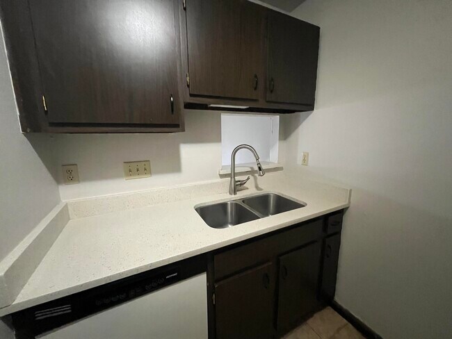 Foto del edificio - 6155 W Cold Spring Rd