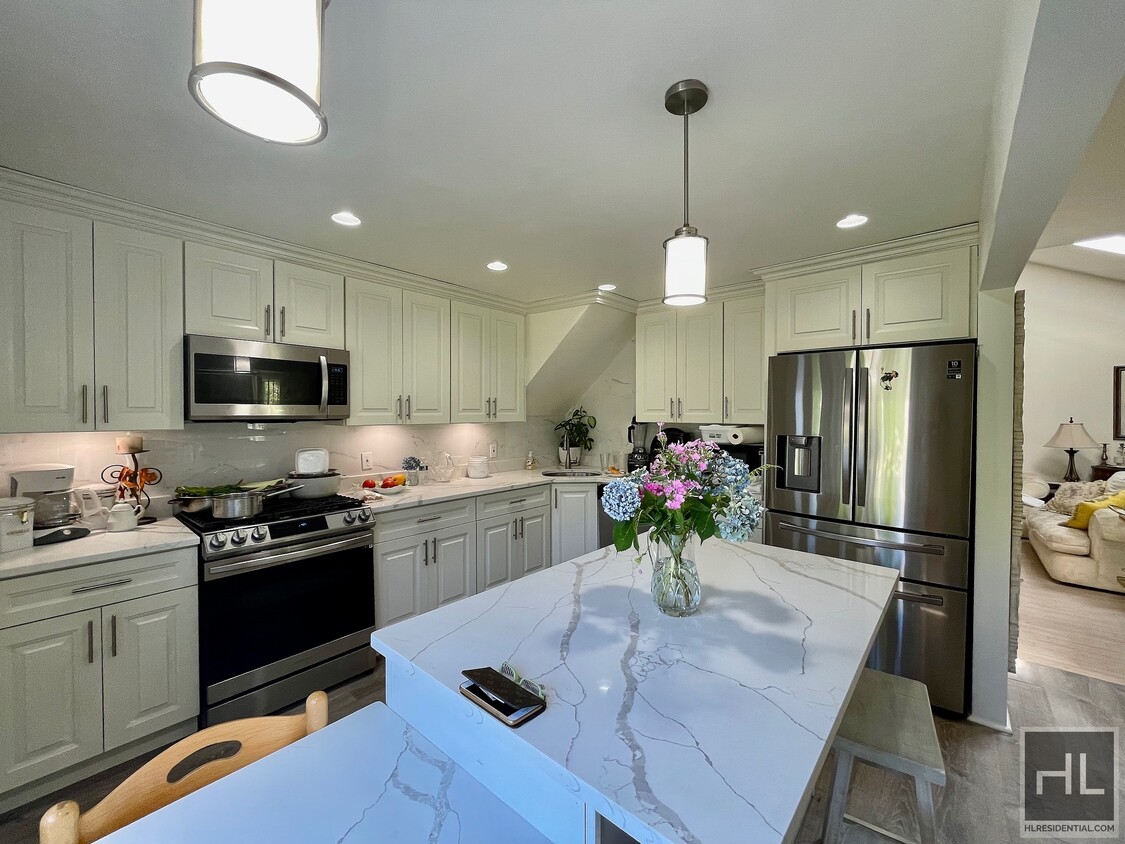 Stunning 4.5 bed, 2 bath home for rent in Room for Rent in