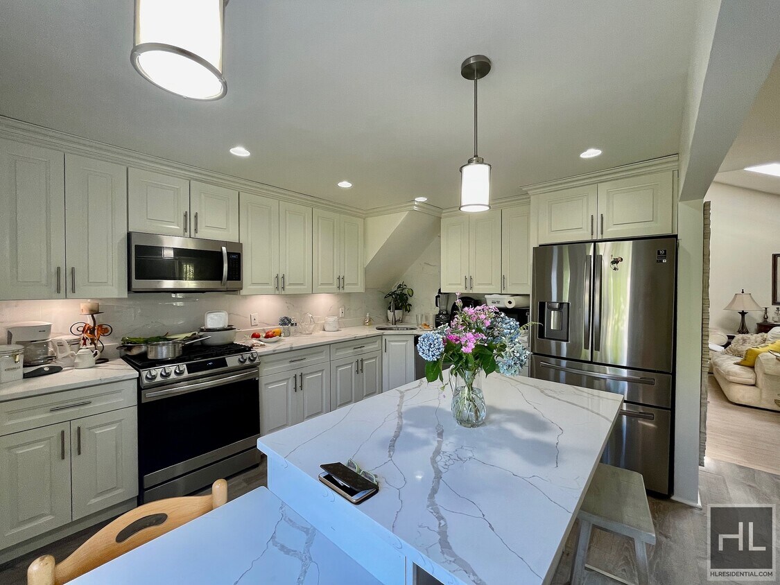 Stunning 4.5 bed, 2 bath home for rent in Room for Rent in