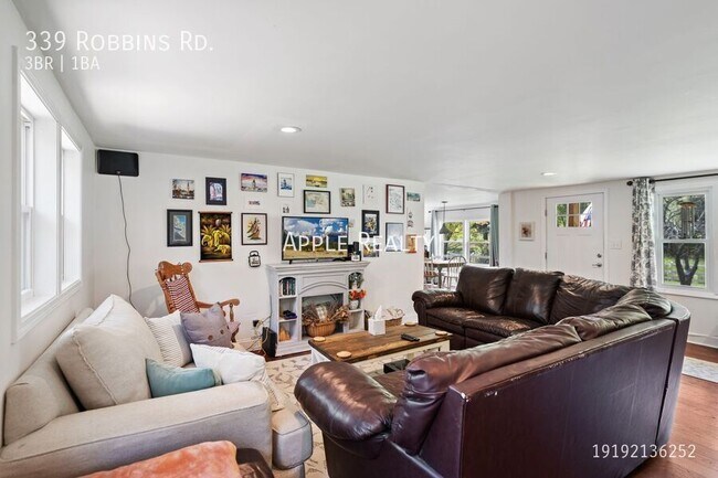 Foto del edificio - 339 Robbins Rd