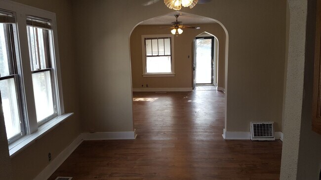 Building Photo - 3 bedroom 1 bath house