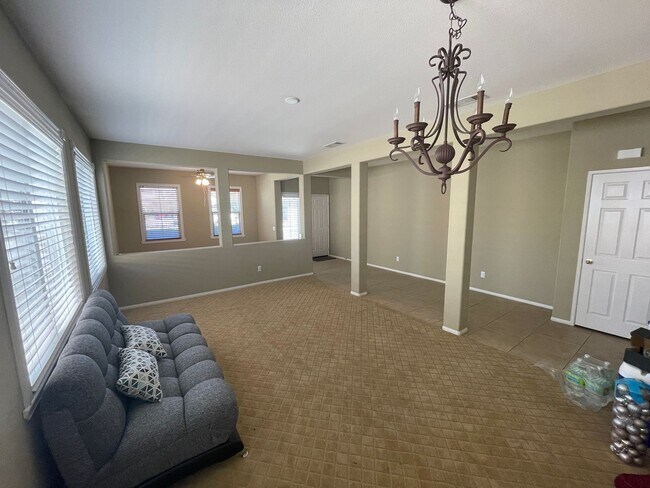 Foto del edificio - 3 Bed, 2 Bath Haven with Large Yard & Gara...