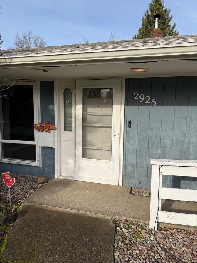 Building Photo - Beautifully updated 2 bedroom, 1.5 bath house in Eugene!