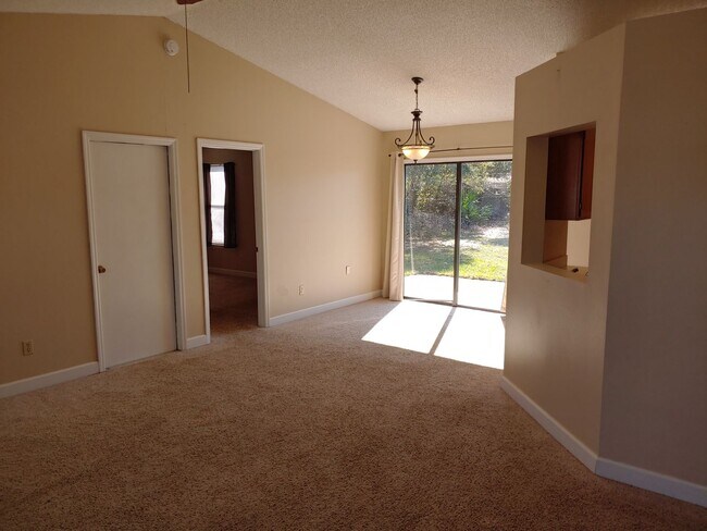 Foto del edificio - Home on nice, quiet street in Deltona!