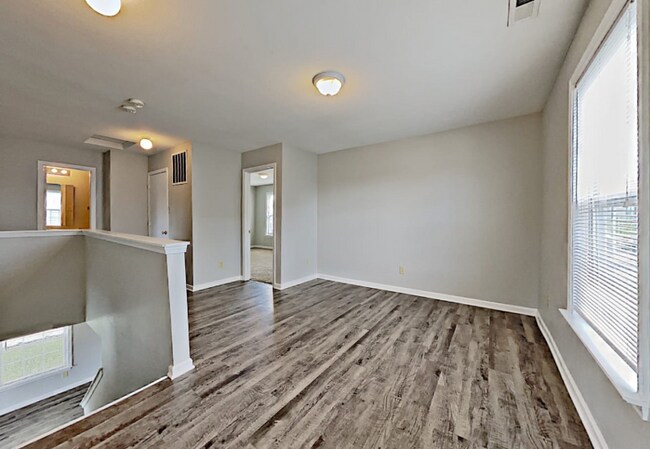 Building Photo - 905 Littleton Dr