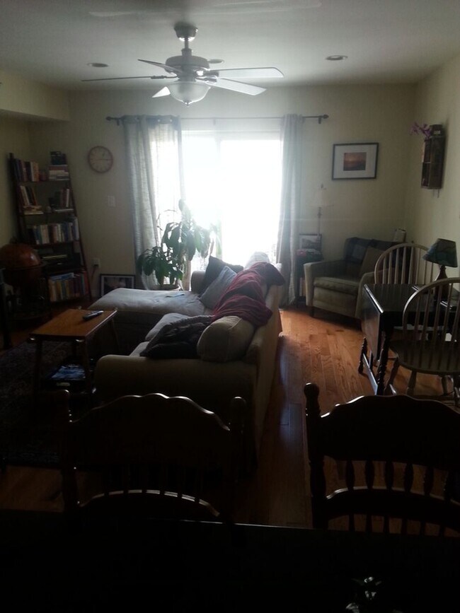 Building Photo - Modern 1BR Apartment Near Restaurants And Sops