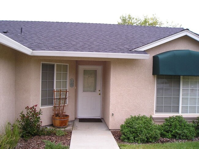 Building Photo - 1543 Lakeside Dr