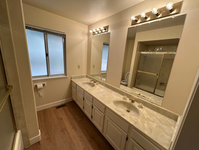Building Photo - 4234 Hillview Dr