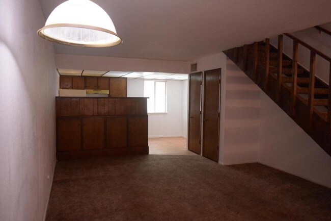 Building Photo - Pepper Tree - 207 28th St.