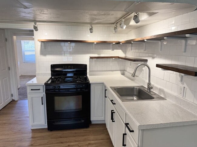 Building Photo - "Charming 2-Bed Apartment with ALL UTILITI...