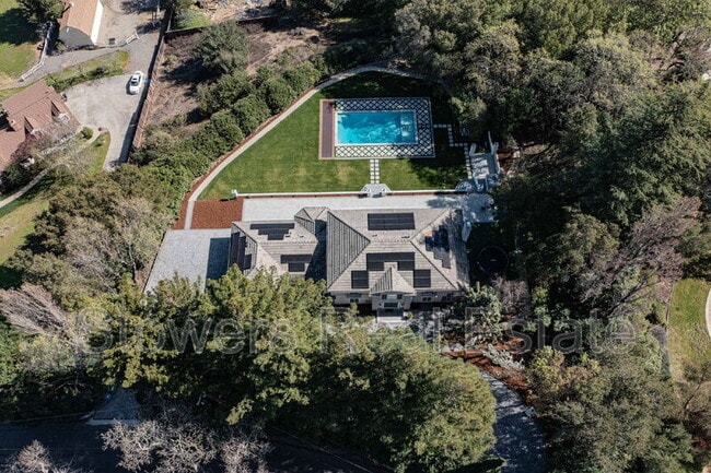 Foto del edificio - 345 Montair Dr