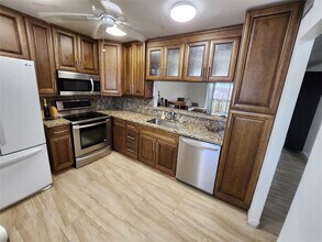 Building Photo - 219 NE 14th Ave