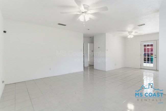 Building Photo - 167 Daisy St