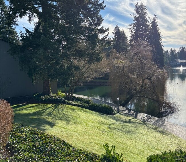 Foto del edificio - 2 Bed / 1.5 60-01 Redmond Townhouse $2,695/mo