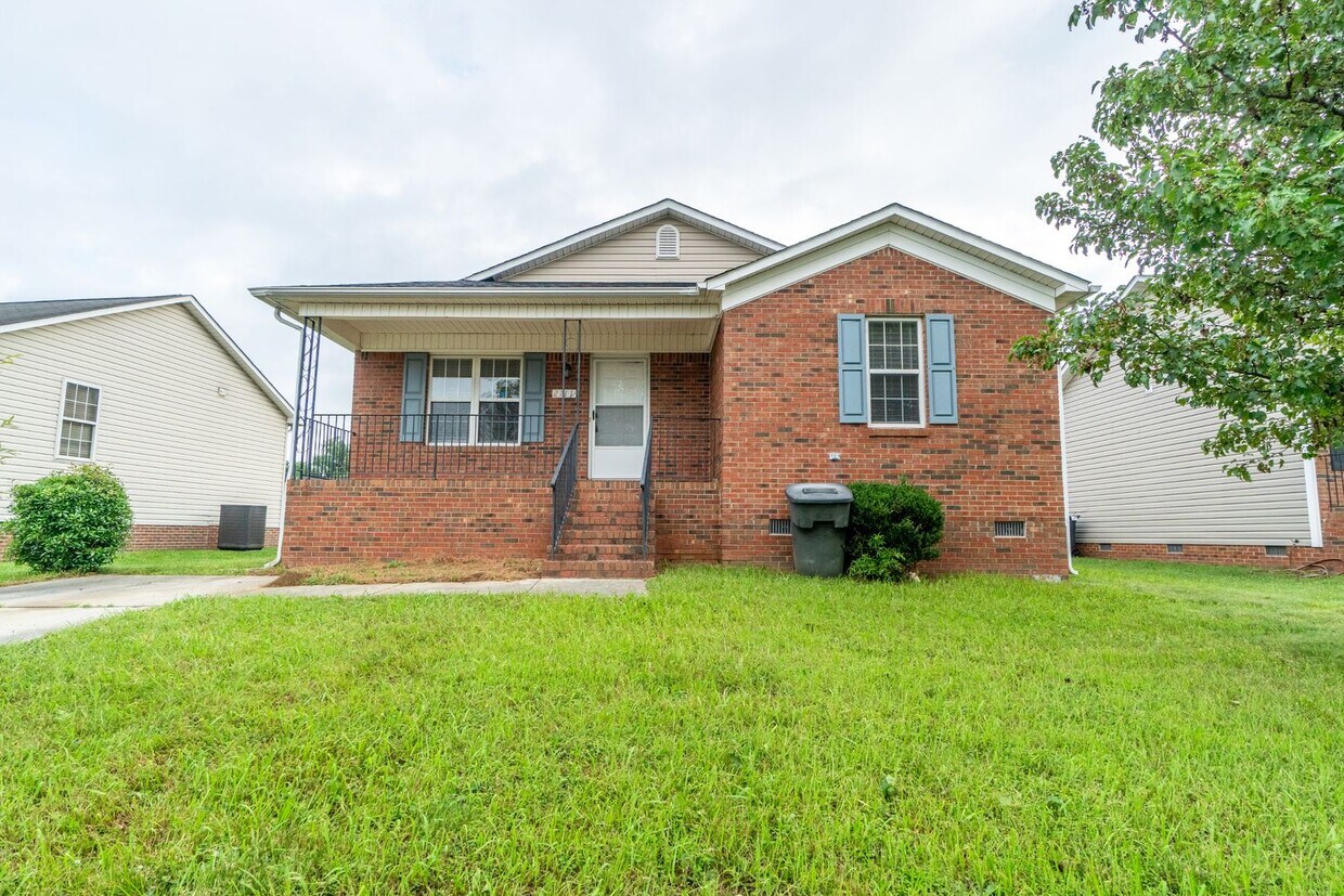 Primary Photo - Cute home located in Greensboro!