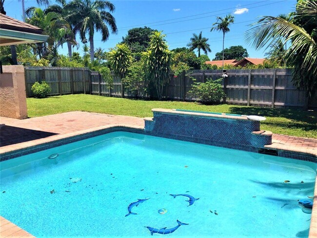 Building Photo - 6621 Pond Apple Rd