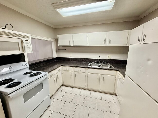 Building Photo - Two Bedroom Home with Spacious Bedrooms